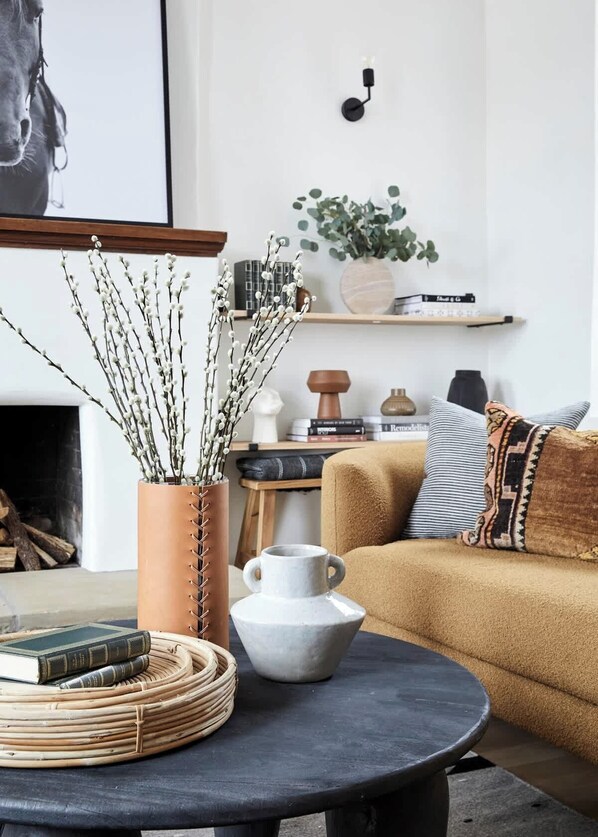 Smart TV, chimenea y oficina 