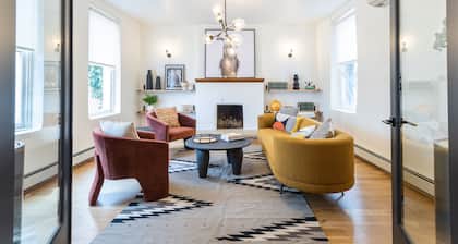 The Avery - A must see studio with King bed, full Kitchen, 2 blocks from Plaza