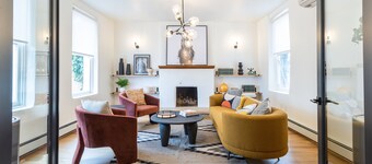 The Avery - A must see studio with King bed, full Kitchen, 2 blocks from Plaza