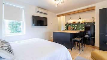 1 bedroom, iron/ironing board, travel crib, WiFi