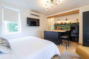 1 habitación, tabla de planchar con plancha, cuna de viaje y wifi 