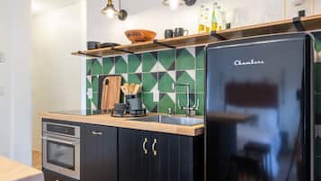 Réfrigérateur, micro-ondes, four, plaque de cuisson