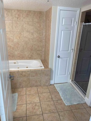 Douche, baignoire à jets, sèche-cheveux, serviettes fournies