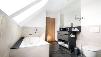Kamar Double Superior | Kamar mandi | Shower, pancuran hujan, perlengkapan mandi gratis, dan pengering rambut