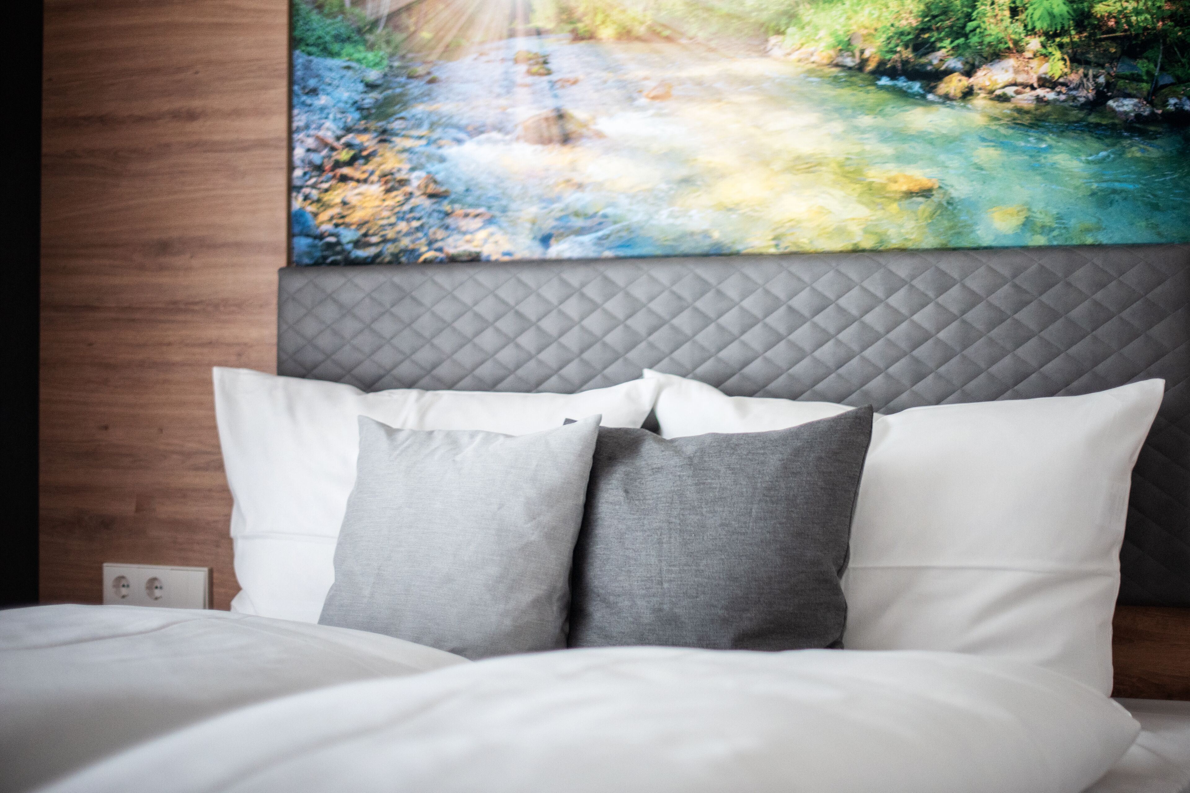 高級寝具、羽毛の掛け布団、デスク、ノートパソコン用作業スペース