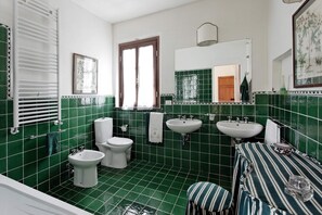 Baignoire, sèche-cheveux, bidet, serviettes fournies