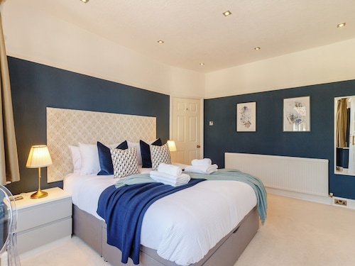 4 bedroom accommodation in Porthcawl