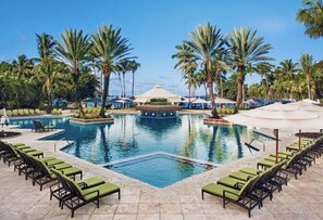 Piscina a l'aire lliure i piscina climatitzada