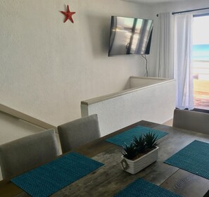 Dining - Bright Oceanfront Retreat for 6 - Balcony & Beach Access - Villas Marlin (Cancún)