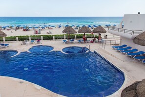 Outdoor pool - Bright Oceanfront Retreat for 6 - Balcony & Beach Access - Villas Marlin (Cancún)