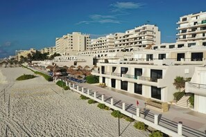 Exterior - Bright Oceanfront Retreat for 6 - Balcony & Beach Access - Villas Marlin (Cancún)
