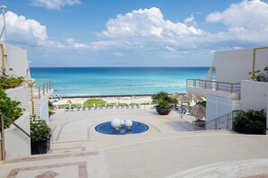 Property grounds - Bright Oceanfront Retreat for 6 - Balcony & Beach Access - Villas Marlin (Cancún)