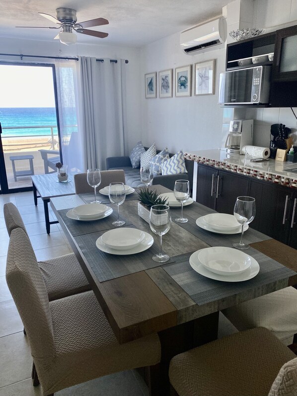 Dining - Bright Oceanfront Retreat for 6 - Balcony & Beach Access - Villas Marlin (Cancún)