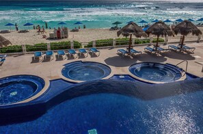 Outdoor pool - Bright Oceanfront Retreat for 6 - Balcony & Beach Access - Villas Marlin (Cancún)