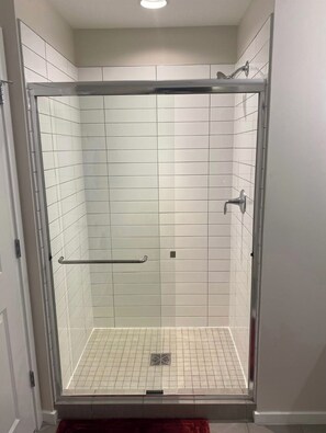 Shower - City view close to M&TRavens stadium hospital adult nightlife and kid activities (Baltimore)