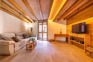 TV - Casa Leon, 4 people, terrace with jacuzzi (Pollensa)