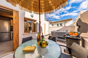 Outdoor dining - Casa Leon, 4 people, terrace with jacuzzi (Pollensa)