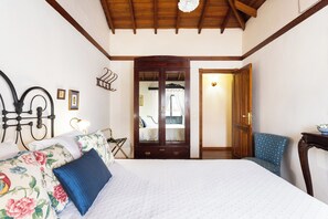 2 chambres, fer et planche à repasser, lit de bébé portatif
