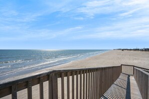 On the beach - 🌊 2/2 Seascape, Galveston  Ocean View, Large Balcony, Washer/Dryer in Unit (Galveston)