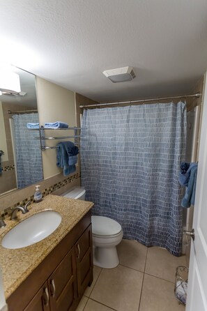 Ensemble douche/baignoire, sèche-cheveux, serviettes fournies, savon