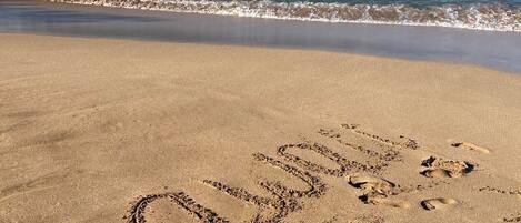Una playa cerca, sillas reclinables de playa, toallas de playa