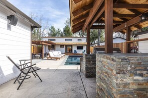 Utendørsbasseng og et oppvarmet basseng