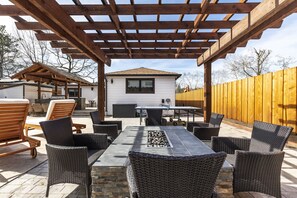 Outdoor dining - Wine country private estate. fully remodeled, 2 separate dwellings on one lot (Sonoma)