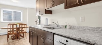 ✅️2.8 km to ROGERS Place✅️ King-2 twins-futon-cot✅️ 124 Street Arts District