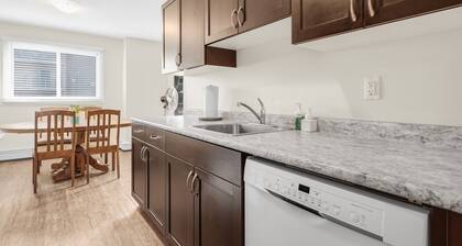 ✅️2.8 km to ROGERS Place✅️ King-2 twins-futon-cot✅️ 124 Street Arts District