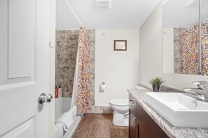 Ensemble douche/baignoire, sèche-cheveux, serviettes fournies, savon