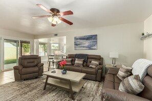 Smart-TV, Kamin, DVD-Player, Bücher