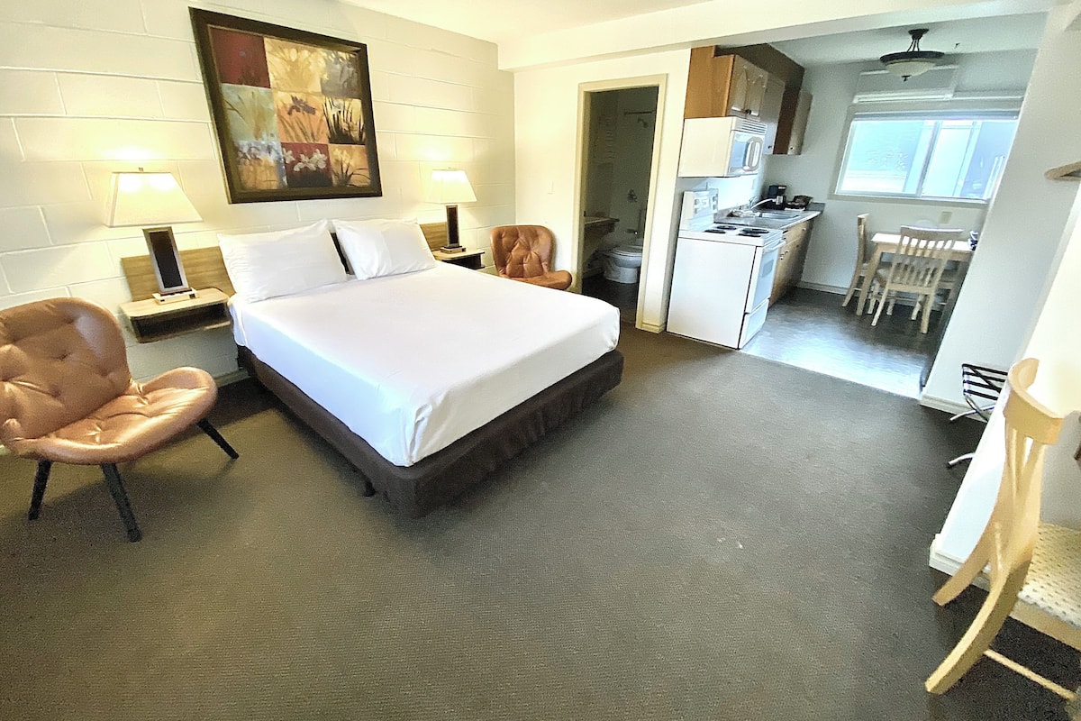 Standard Room, 1 Queen Bed, Accessible, Kitchen