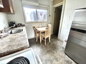Standard Room, 1 Queen Bed, Accessible, Kitchen | Private kitchen - Arbutus Grove Motel (Parksville)