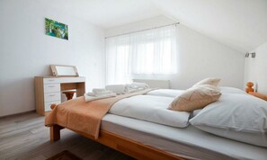 2 bedrooms, iron/ironing board, WiFi, bed sheets