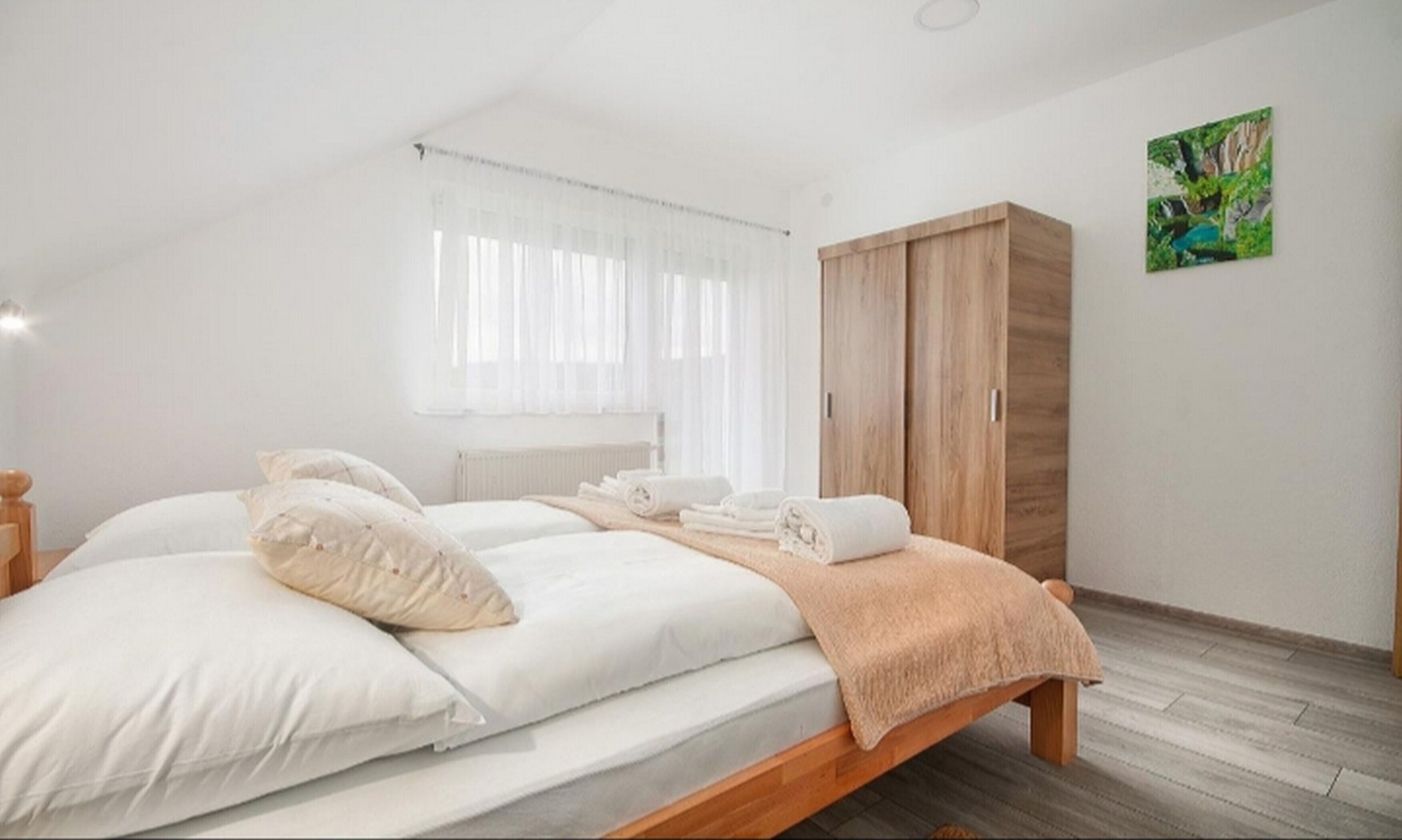 2 slaapkamers, een strijkplank/strijkijzer, wifi, beddengoed