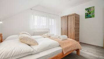 2 bedrooms, iron/ironing board, WiFi, bed sheets