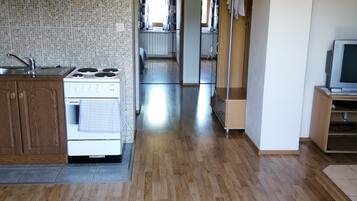 Een koelkast, een microgolfoven, een kookplaat