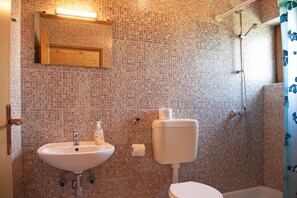 Dusche, Haartrockner, Handtücher