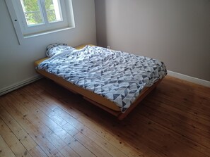 3 bedrooms, WiFi - townhouse for rent (Port-Brillet)