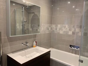 Ensemble douche/baignoire, sèche-cheveux, serviettes fournies, savon