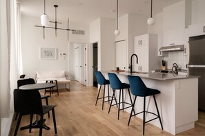 Luxury Apartment, 2 Bedrooms | Premium bedding, down comforters, memory foam beds - Maison Rasco by Luxury In Transit (Montreal)