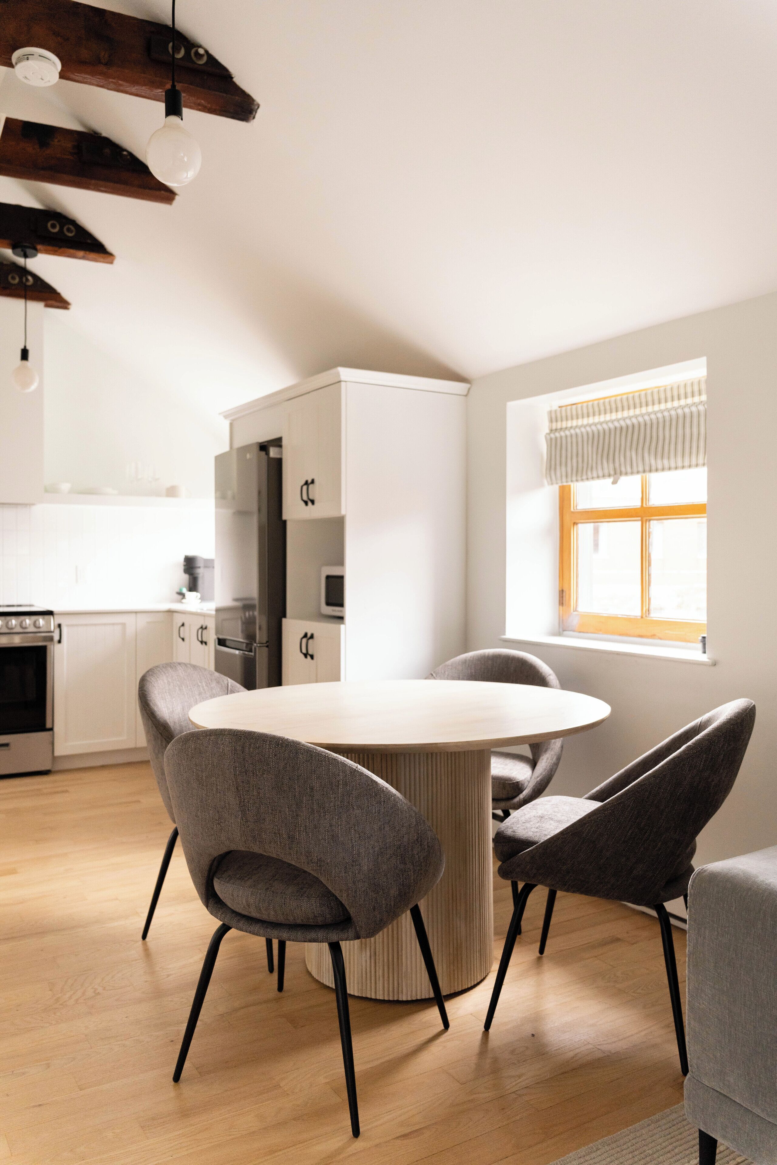 ラグジュアリー スタジオスイート クイーンベッド 1 台 | ダイニングルーム