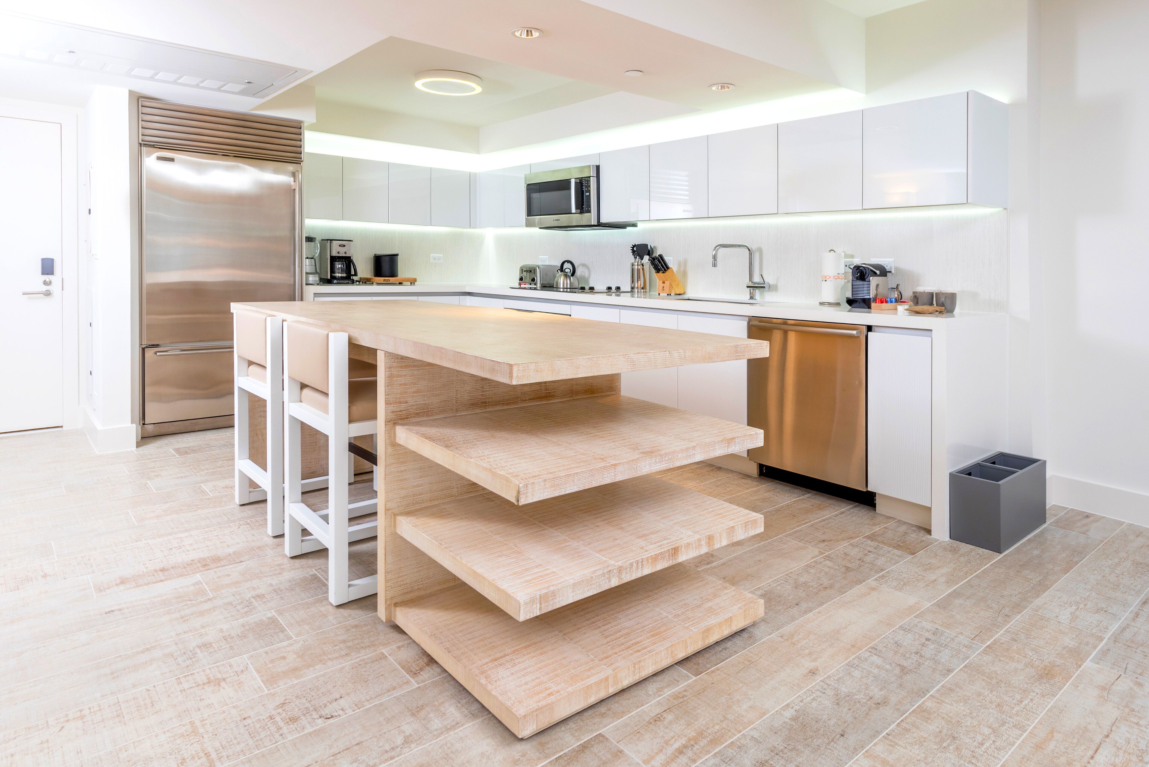 Réfrigérateur, micro-ondes, four, plaque de cuisson