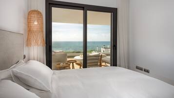 2 quartos, escrivaninha, ferros/tábuas de passar roupa, berço de viagem