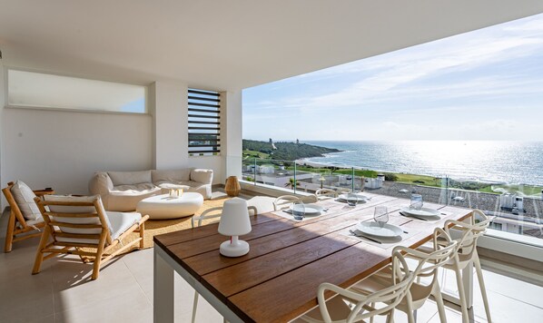 Outdoor dining - Apartment overlooking the sea and Golf Links La Hacienda (San Roque)