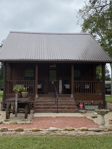 Cajun Country at its best. Private Acadian style guest house on estate property.