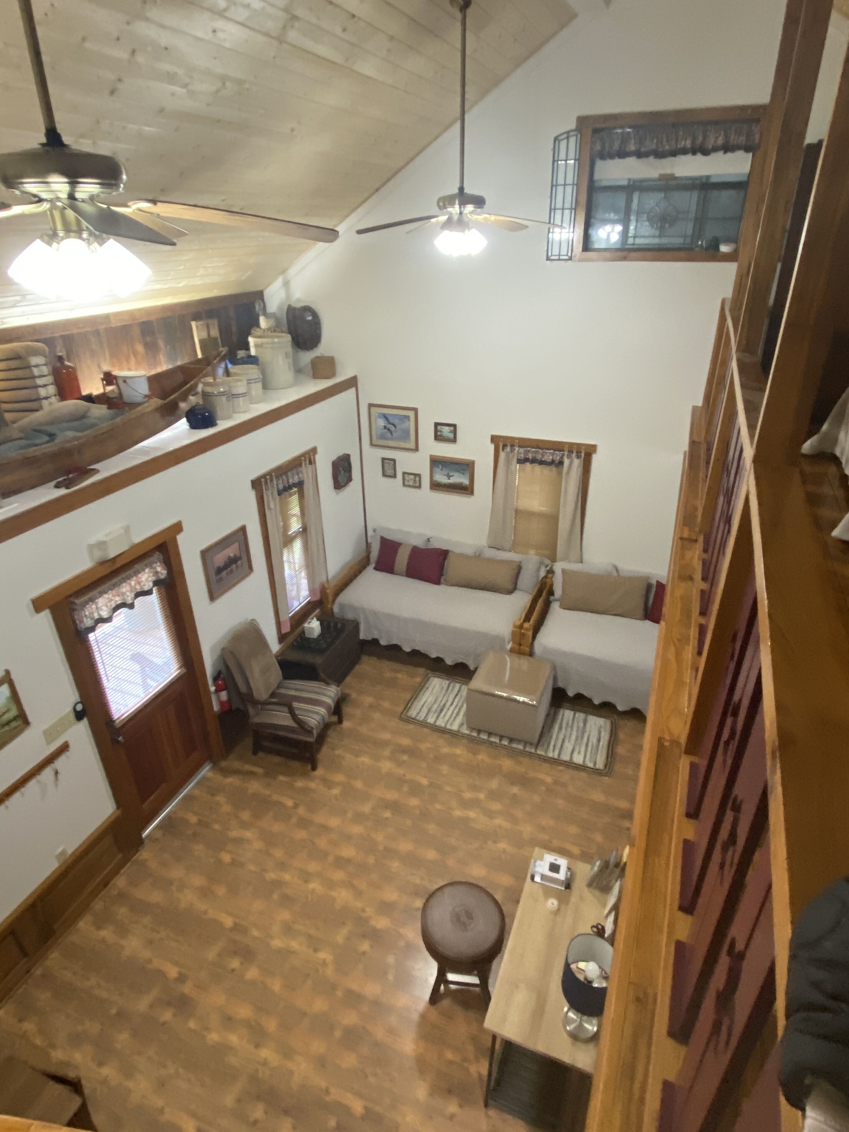 Televisio, DVD-soitin, kirjoja, videokirjasto