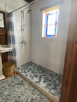 Een douche, een haardroger, handdoeken, zeep