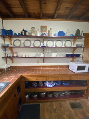Four à micro-ondes, cafetière-théière, vaisselle et ustensiles