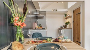Une table à manger dressée avec des assiettes, des verres et une variété de plats.